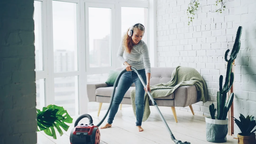 Une personne équipée d’un matériel de protection désinfecte un tapis à l’intérieur à l’aide d’un appareil de fumigation.